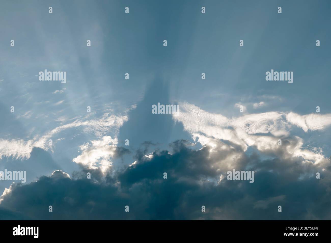 Il sole è coperto da nuvole nere che portano una tempesta estiva Foto Stock