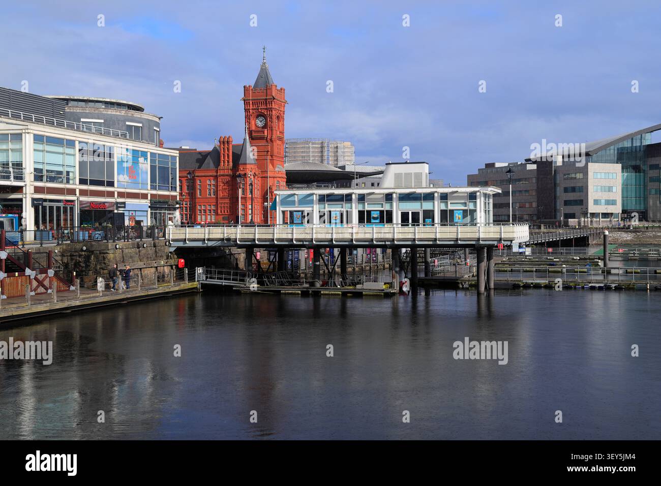 Victorian Pierhead Building Senedd Building e Cadwaladers gelateria, Cardiff Bay, Cardiff, Galles, Regno Unito. Foto Stock