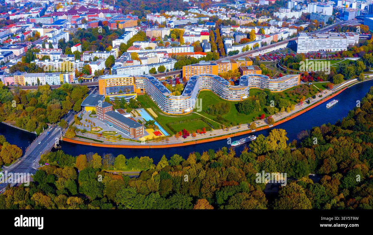 Vista aerea del complesso residenziale Bundesschlange a serpentina sull'ansa del fiume Sprea a Moabit, Berlino, Germania, in autunno Foto Stock