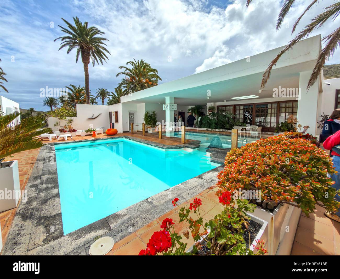 La piscina e la casa autoprogettata dell'artista Cesar Manrique a Haria, Lanzarote, ora museo Foto Stock