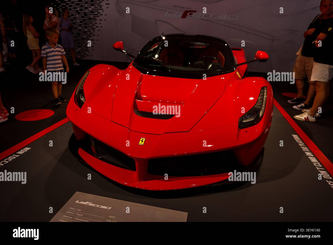 Ipercar ibrida Ferrari LaFerrari esposta al Museo Ferrari di Maranello, Italia. Foto Stock