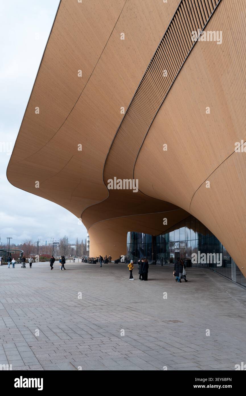 Biblioteca centrale di Oodi, facciata curva in legno e baldacchino su Kansalaistori plaza, Helsinki, Finlandia. Foto Stock