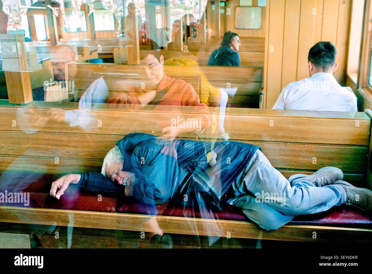 Uomo anziano che dorme su un traghetto passeggeri Sehir Hatlari, Istanbul, Turchia, Türkiye, Europa, Asia Foto Stock