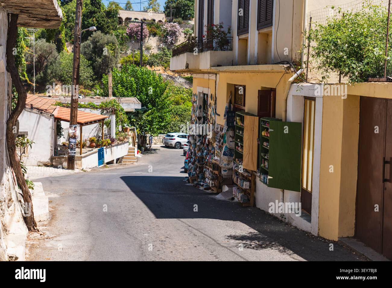 Strade strette di una piccola città greca in estate Foto Stock