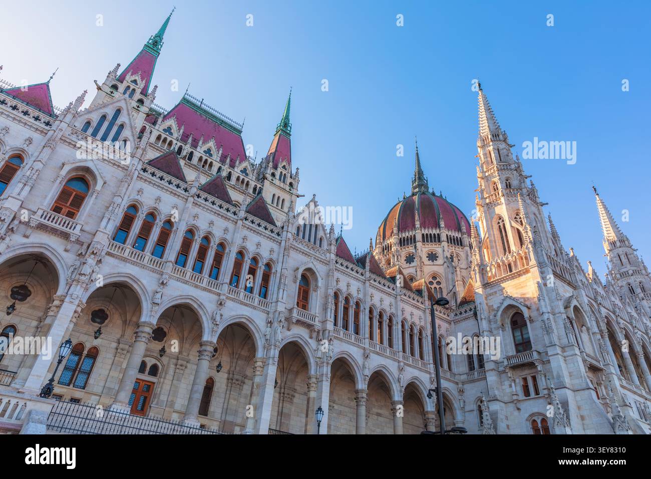 Splendida architettura neogotica del Parlamento ungherese da vicino, Budapest. Foto Stock