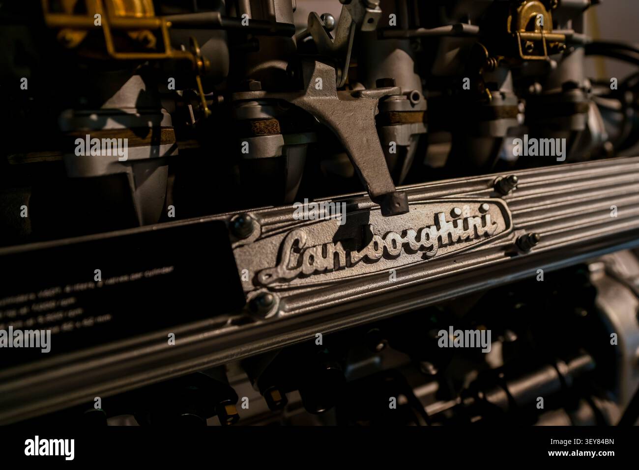Componenti del motore e della trasmissione Lamborghini V12 ad alte prestazioni esposti al Museo automobili Lamborghini di Sant'Agata Bolognese. Foto Stock