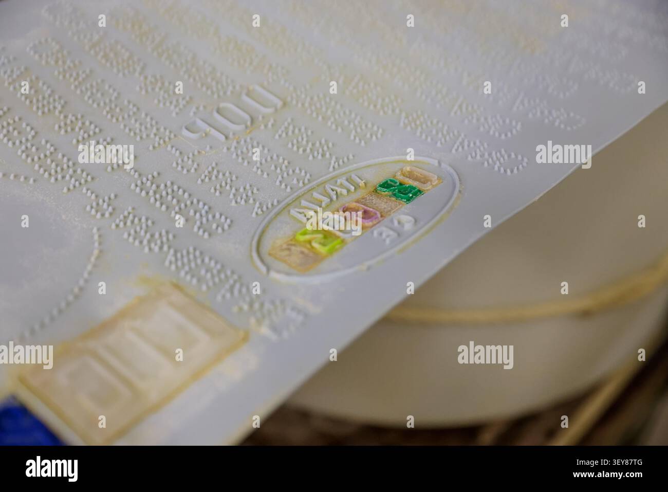 Targhette di identificazione della caseina utilizzate per autenticare il Parmigiano Reggiano durante la produzione in un caseificio tradizionale dell'Emilia-Romagna. Foto Stock