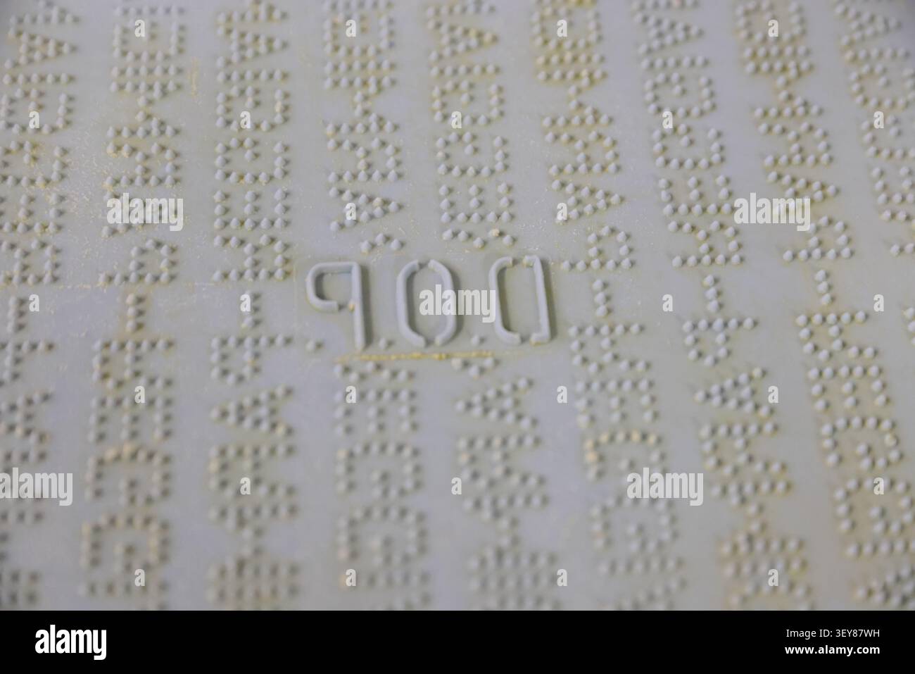 Targhette di identificazione della caseina utilizzate per autenticare il Parmigiano Reggiano durante la produzione in un caseificio tradizionale dell'Emilia-Romagna. Foto Stock