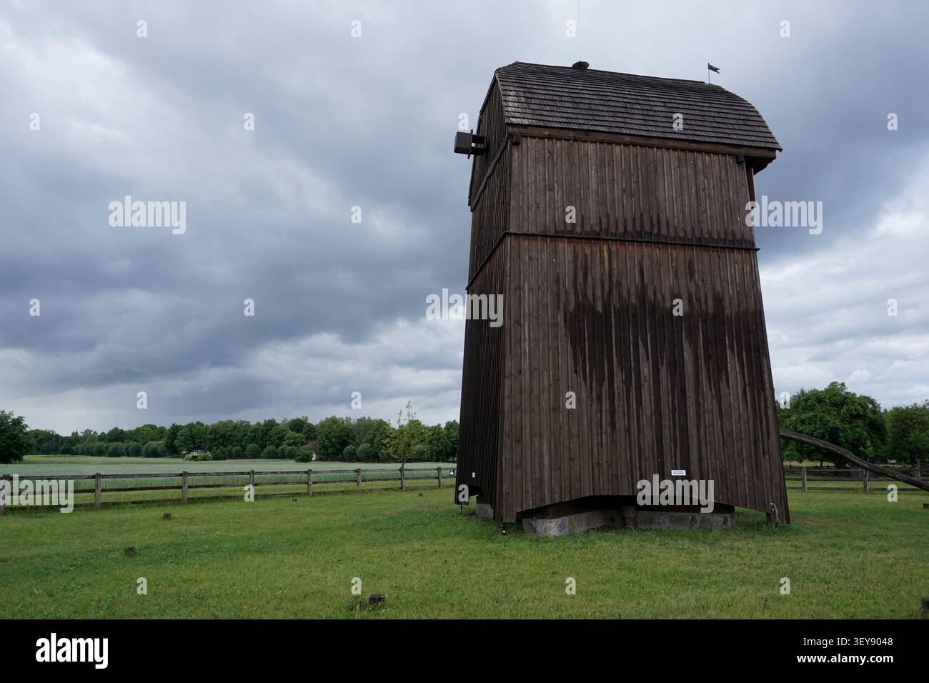 Sierpc, Polonia - 14 giugno 2026: Museo della campagna mazoviana, struttura storica in legno a baldacchino su un prato Foto Stock