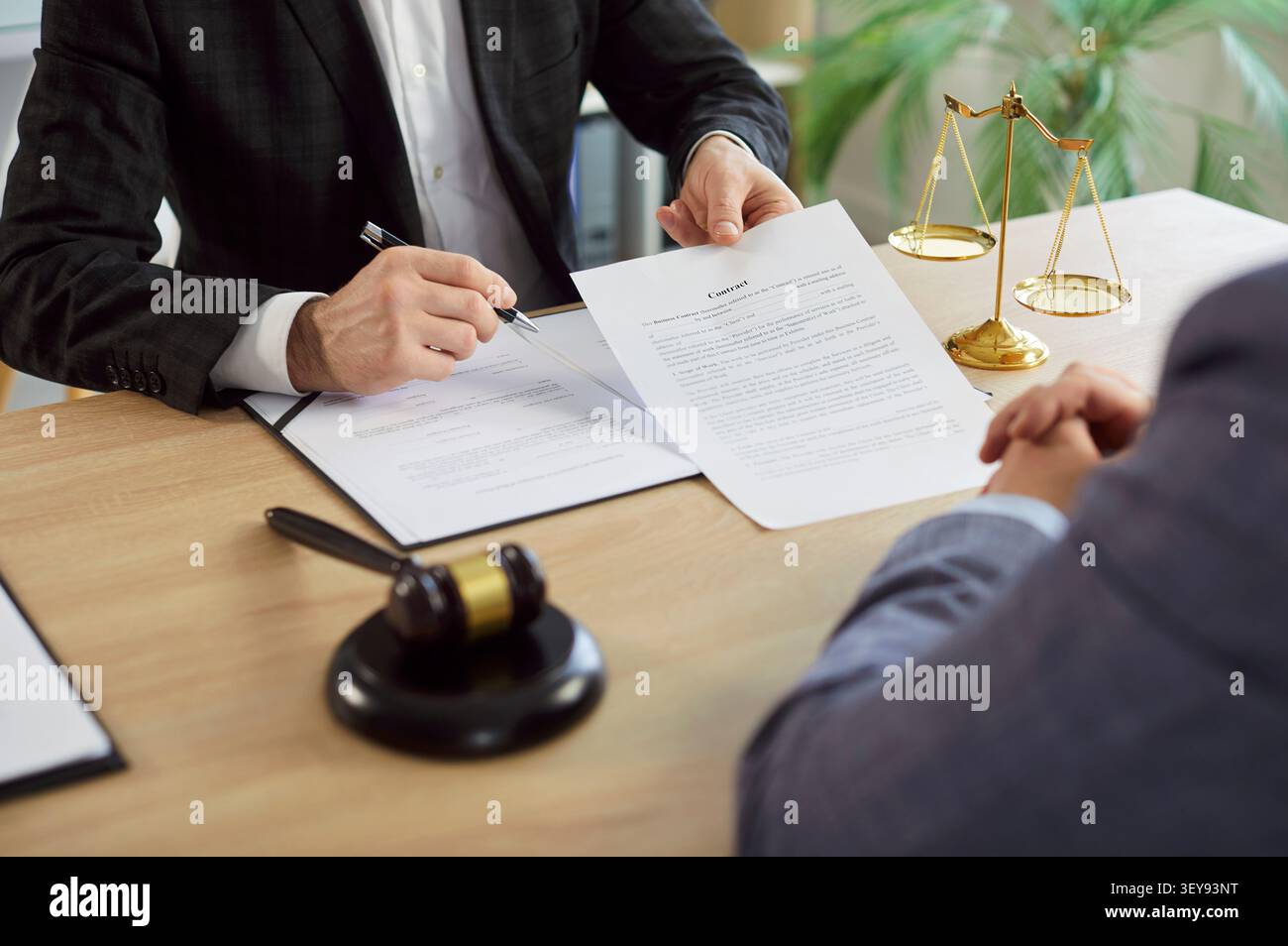 L'avvocato professionista spiega il contratto legale al cliente presso la scrivania dell'ufficio, primo piano Foto Stock