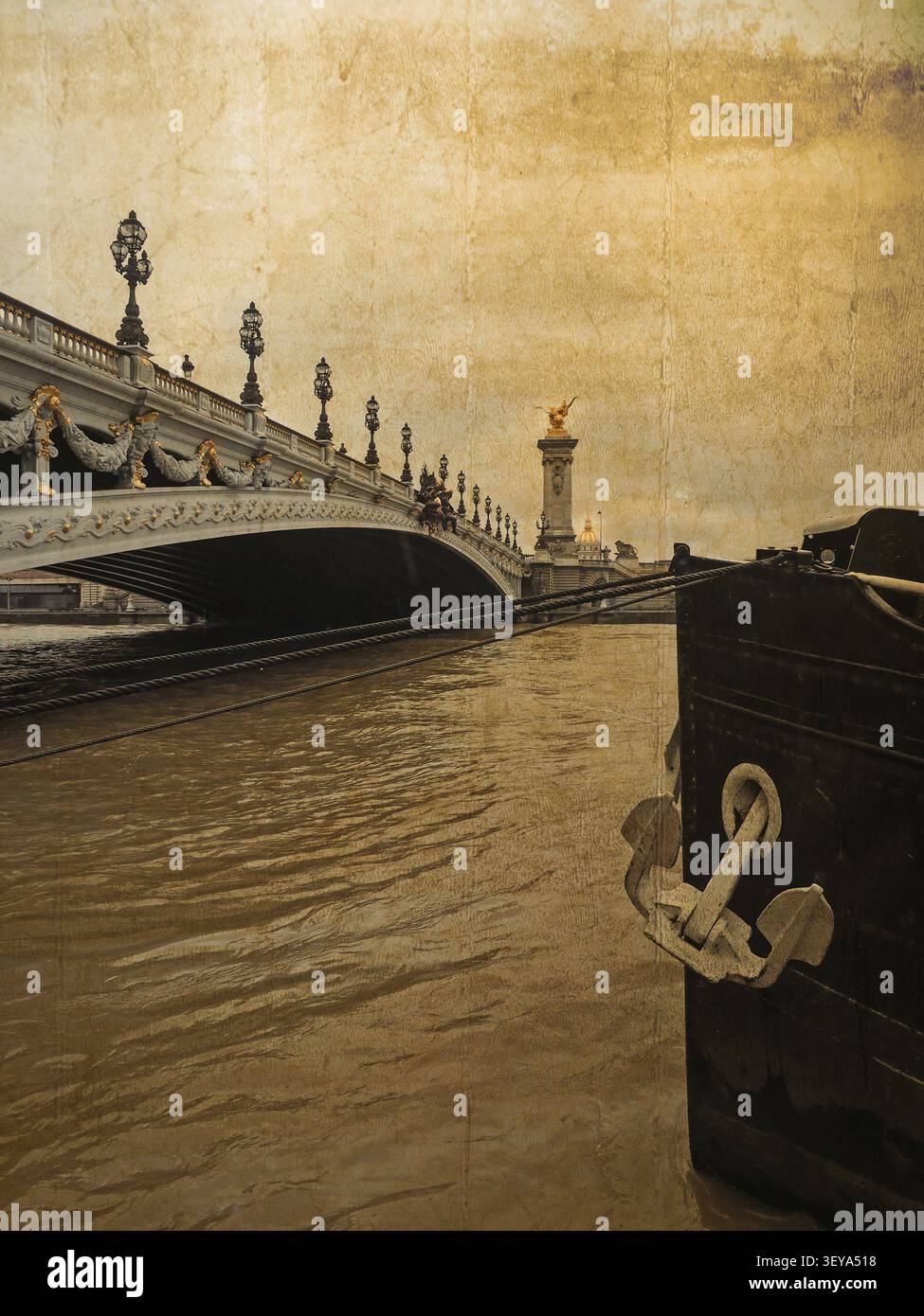 Ponte Alexandre III e prua della nave in primo piano in stile retrò con spazio copia Ponte Alexandre III e prua magra in primo piano in stile retrò Foto Stock
