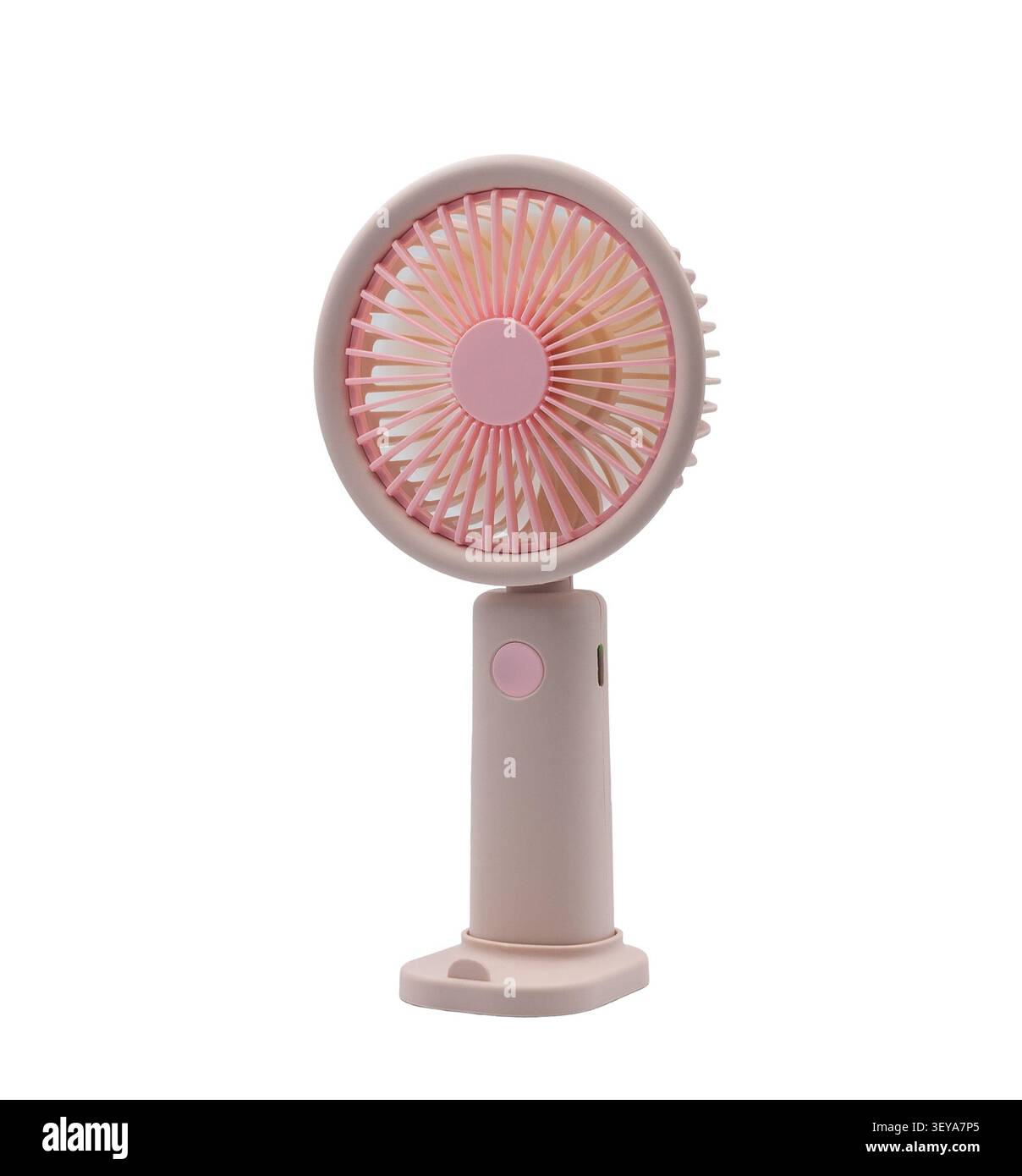Ventola elettrica portatile rosa su sfondo bianco per rinfrescarsi nelle calde giornate estive Foto Stock