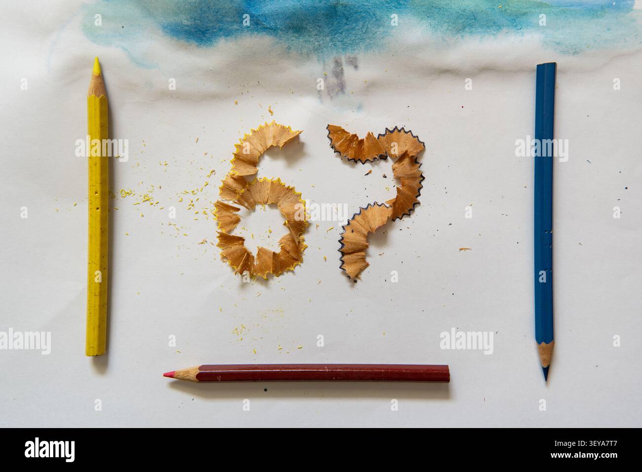 Il numero 67, un numero popolare tra i bambini, è realizzato con trucioli di matita. Foto Stock