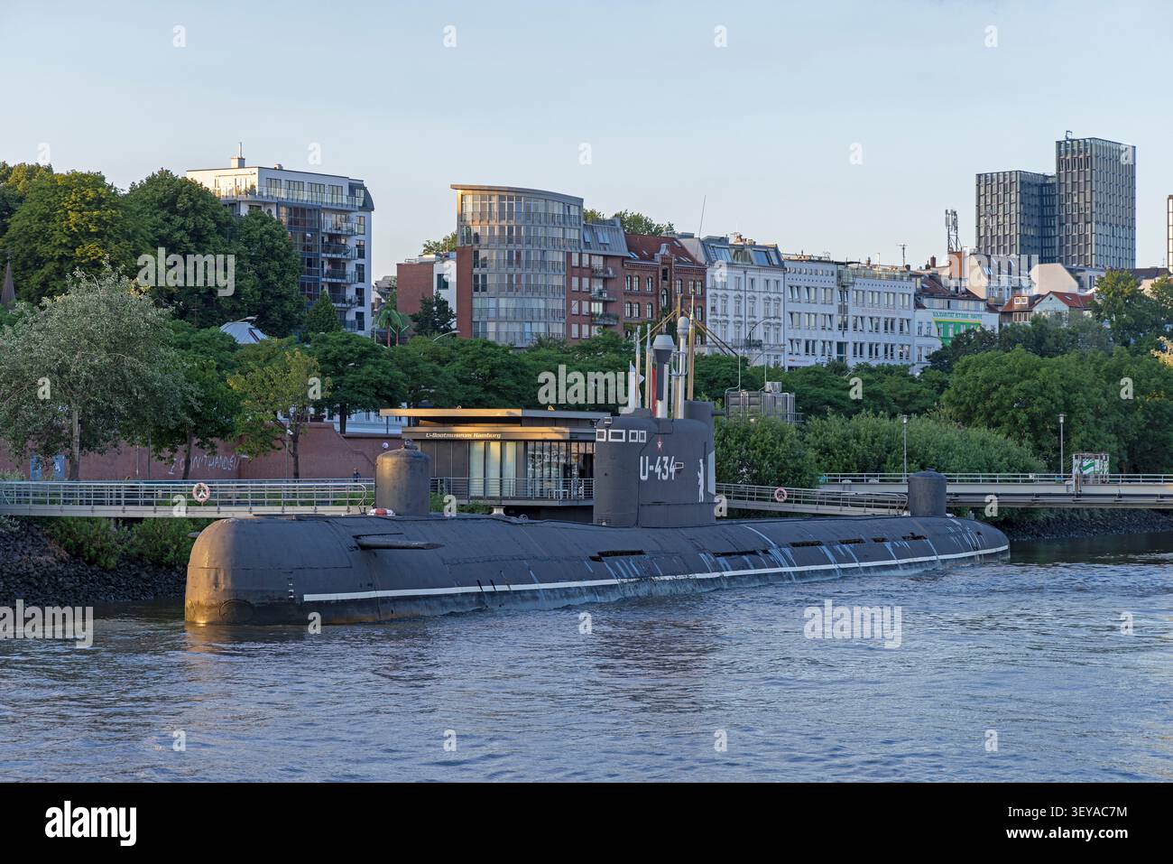 Nave museo U-434, case, porto, Amburgo, Germania Foto Stock