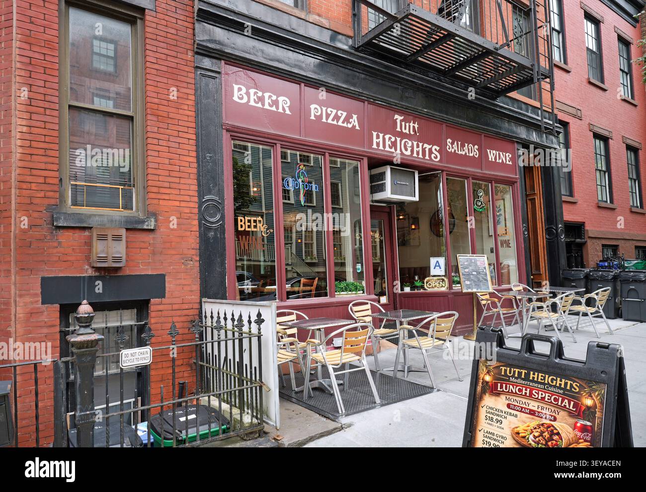 New York City, vecchio edificio di appartamenti con ristorante al piano terra Foto Stock