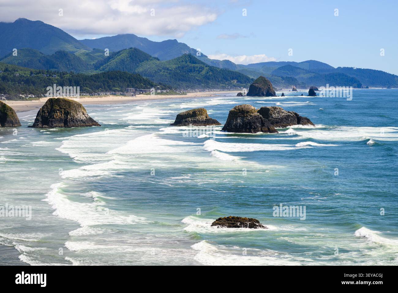 Seastacks e l'iconica Haystack Rock sulle onde costiere di Cannon Beach sulla Orgeon Coast Foto Stock
