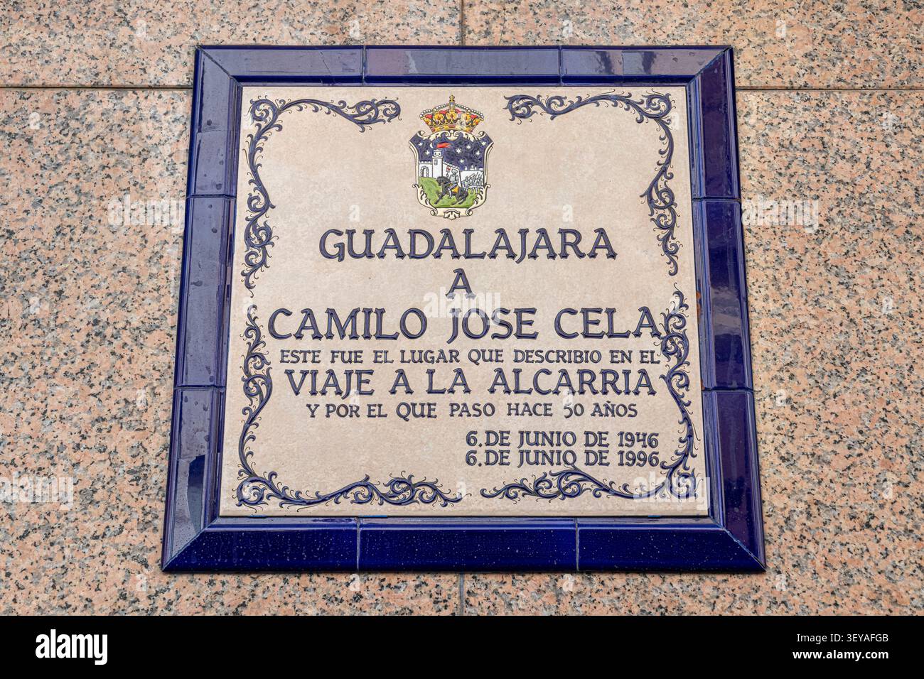 Guadalajara, Spagna. Placca di piastrelle di ceramica commemorante l'autore Camilo Jose cela e il suo libro Viaje a la Alcarria, montato su un muro di granito a Miguel FL Foto Stock