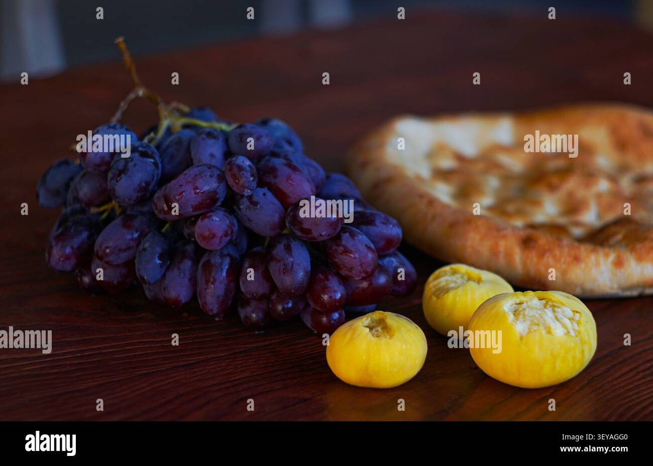Uva, fichi e pane, colazione al mattino Foto Stock