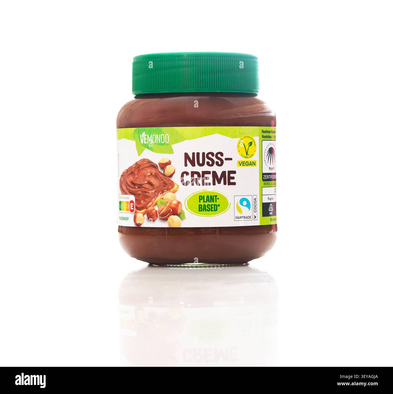 Iserlohn, Germania - 26 giugno 2026: Crema di cioccolato vegano alle nocciole Vemondo in vaso con coperchio verde. Foto Stock