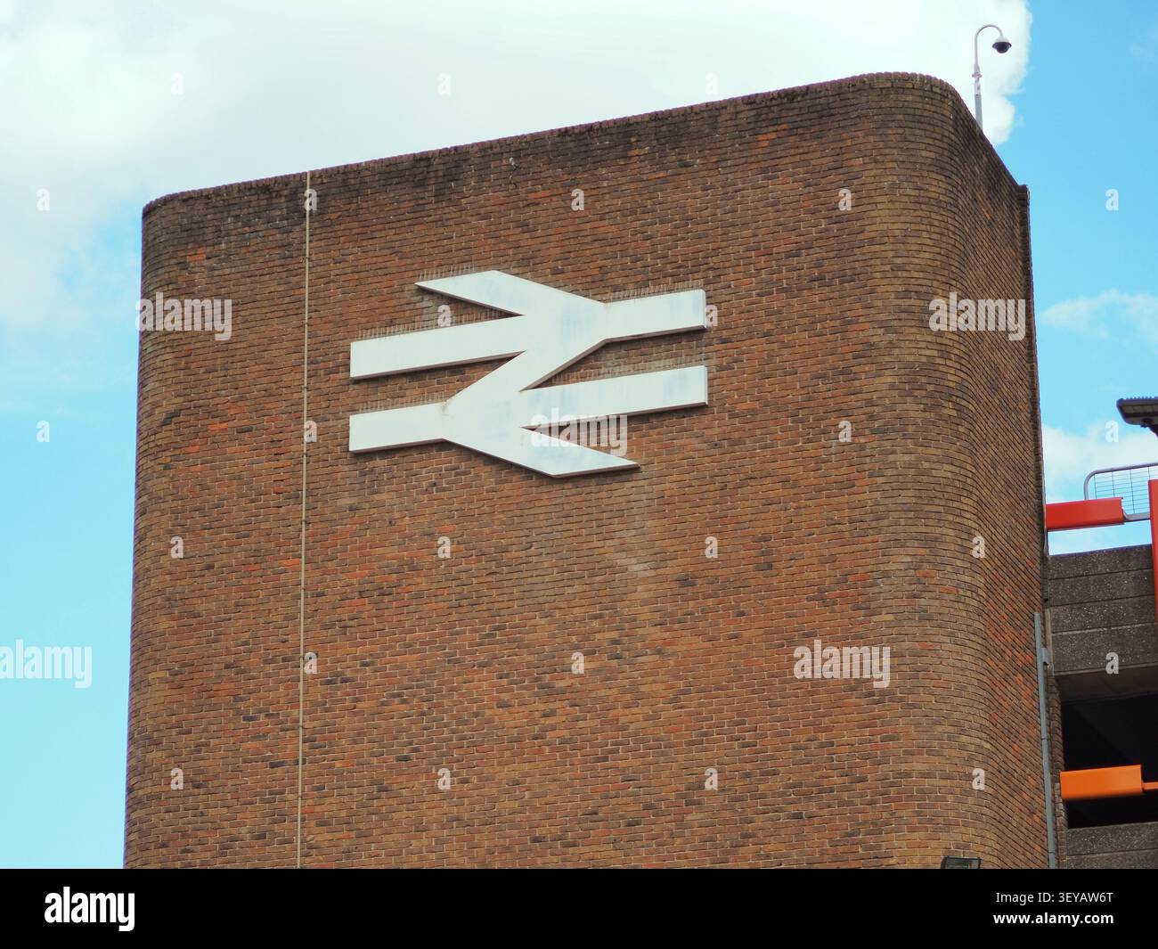 Logo British Rail sul parcheggio della stazione di Wolverhampton - giugno 2026 Foto Stock