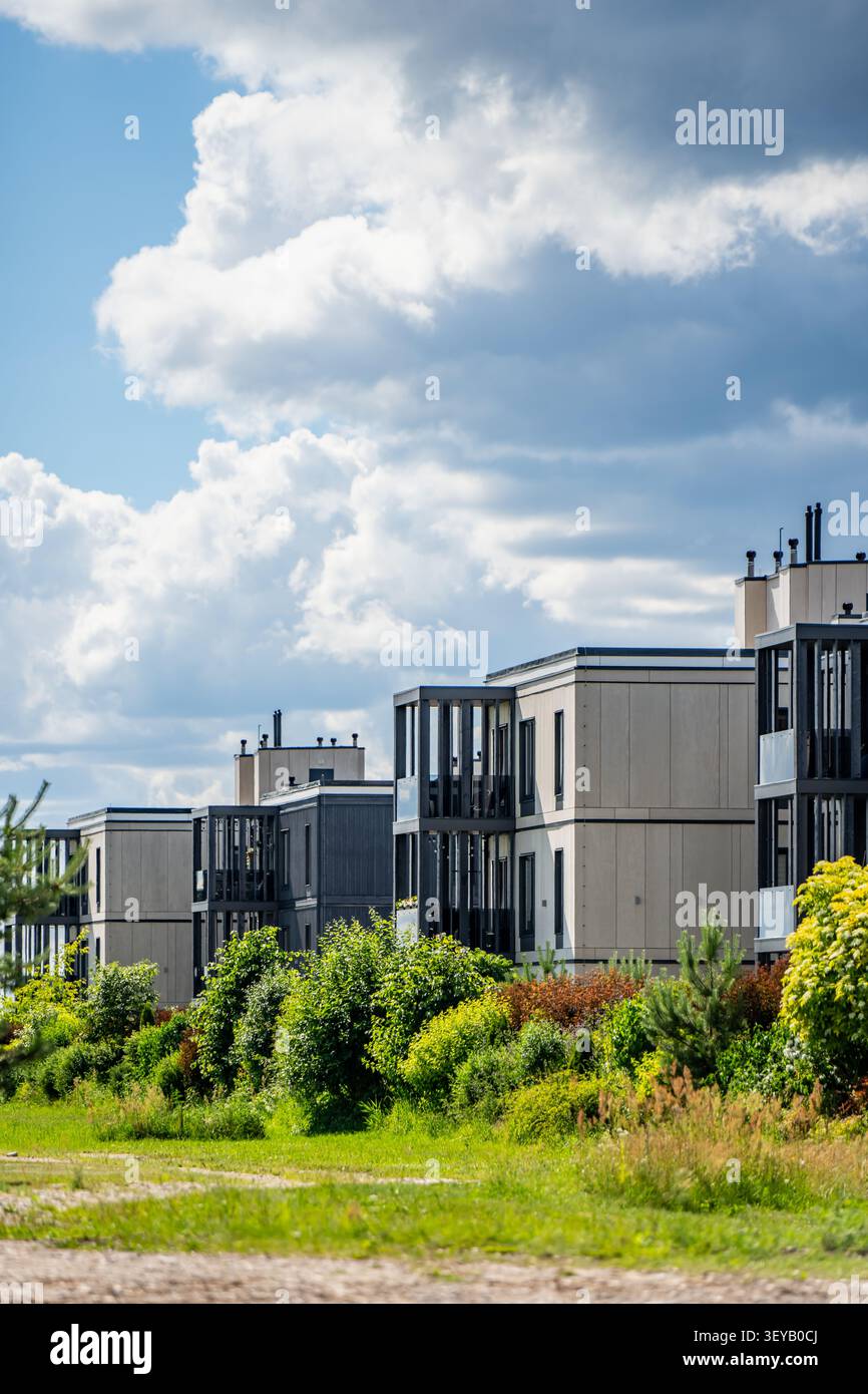 Moderno complesso di appartamenti dal design architettonico contemporaneo e balconi situati nel quartiere residenziale di Pinki in Lettonia Foto Stock
