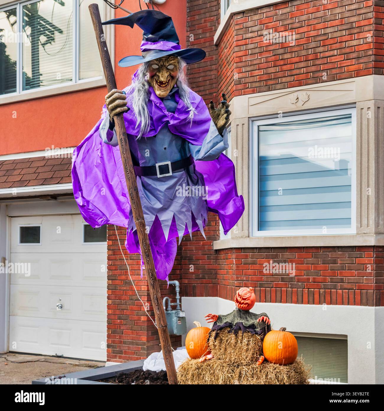 Witch on Broom - Halloween 2023 Foto Stock
