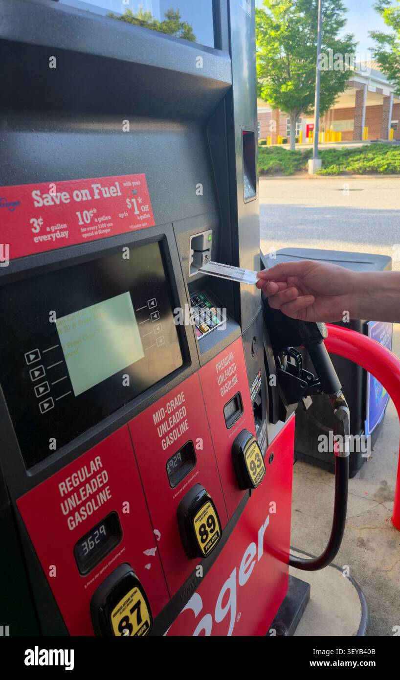 Cliente inserisce la carta di pagamento in una pompa di benzina di una stazione di servizio Kroger negli Stati Uniti - Immagine stock catturata con smartphone