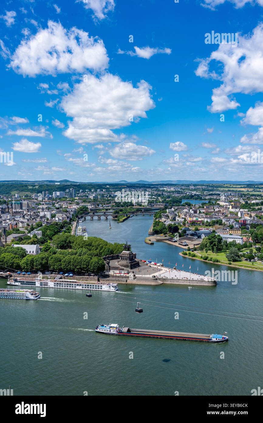 DAS Deutsche Eck, der Zusammenfluss der Mosel mit dem Rhein, bei Coblenza, Blick nach Westen, mit dem Kaiser-Wilhelm-Denkmal, Rheinland-Pfalz, Deutschl Foto Stock