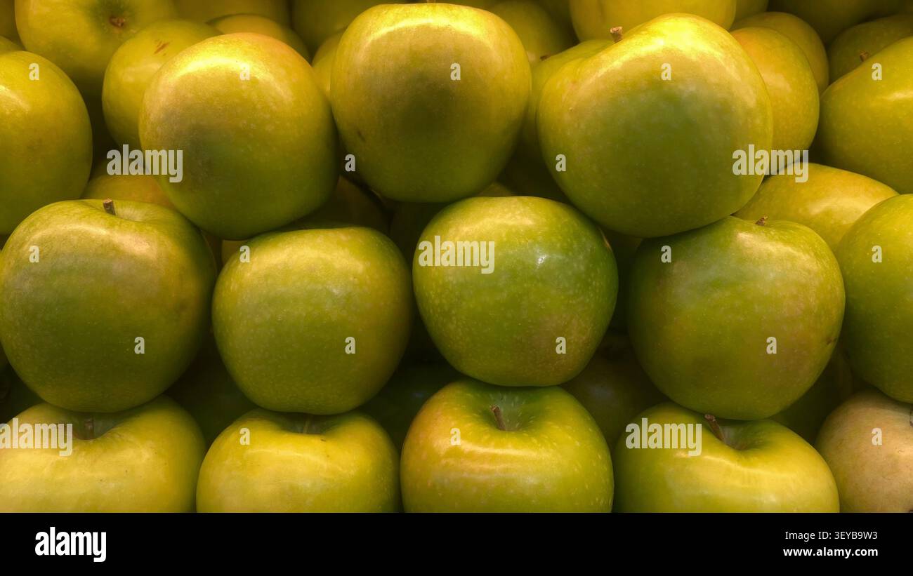 Mele verdi fresche dal colore naturale vivace e dalla consistenza croccante, che rappresentano una nutrizione sana, agricoltura biologica, stagione del raccolto, agricoltura fresca - Immagine stock catturata con smartphone