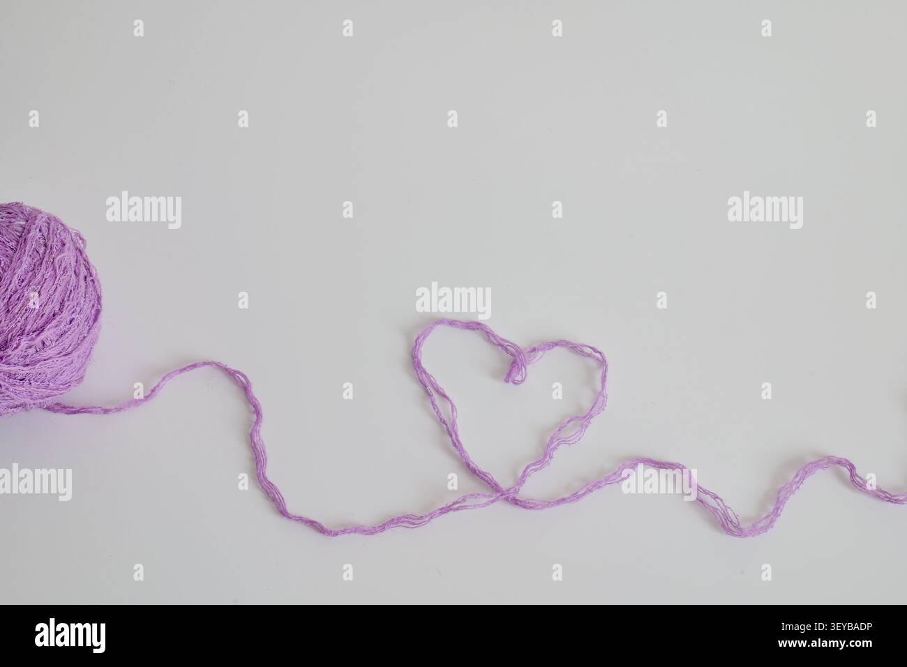 Sfera in filato viola con filettatura a cuore Foto Stock