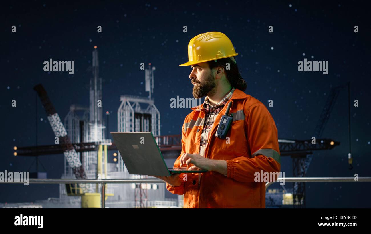 Ritratto di un ingegnere di piattaforme offshore sorridente che gestisce le risorse durante la crisi petrolifera utilizzando un laptop. Lavoratore felice che rivede le metriche di estrazione durante il blocco marittimo che influisce sulle operazioni, telecamera A. Foto Stock