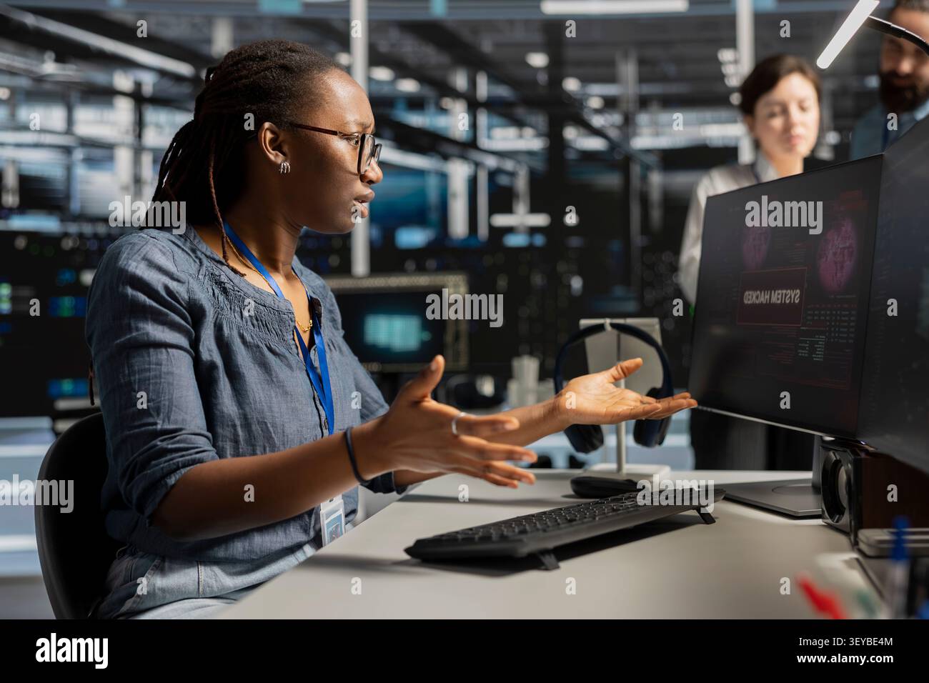 Donna che lavora in un ambiente server si preoccupa delle minacce dannose rilevate dai sistemi di sicurezza informatica. Foto Stock