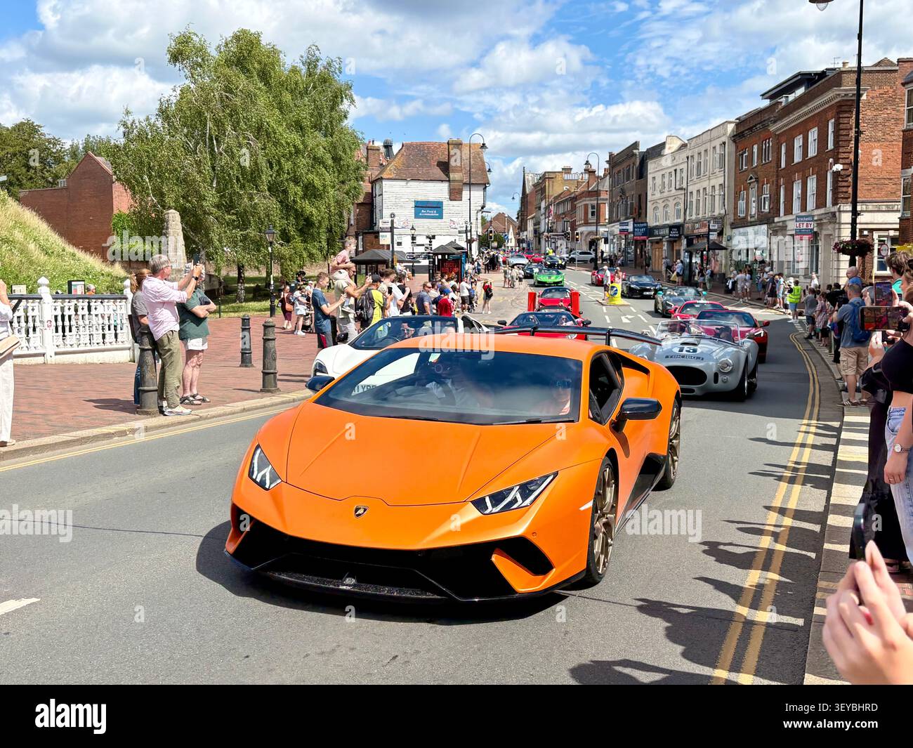Supercar del Mason Foundation Supercar Charity Rally che percorre Tonbridge High Street nel Kent, Regno Unito Foto Stock