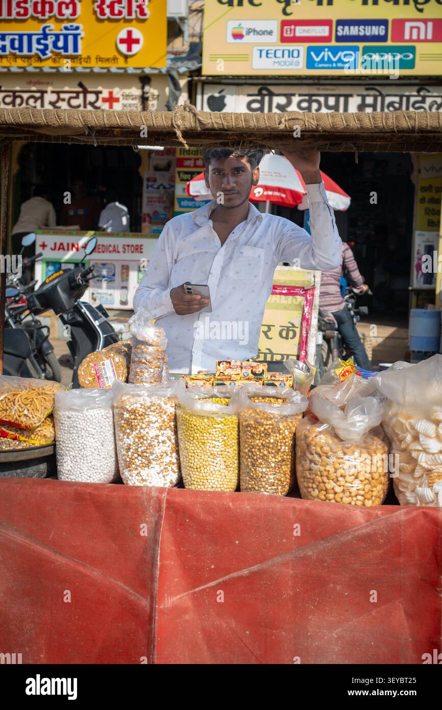 Uomo che vende cibo al Manak Chowk Market di Jaisalmer, India Foto Stock