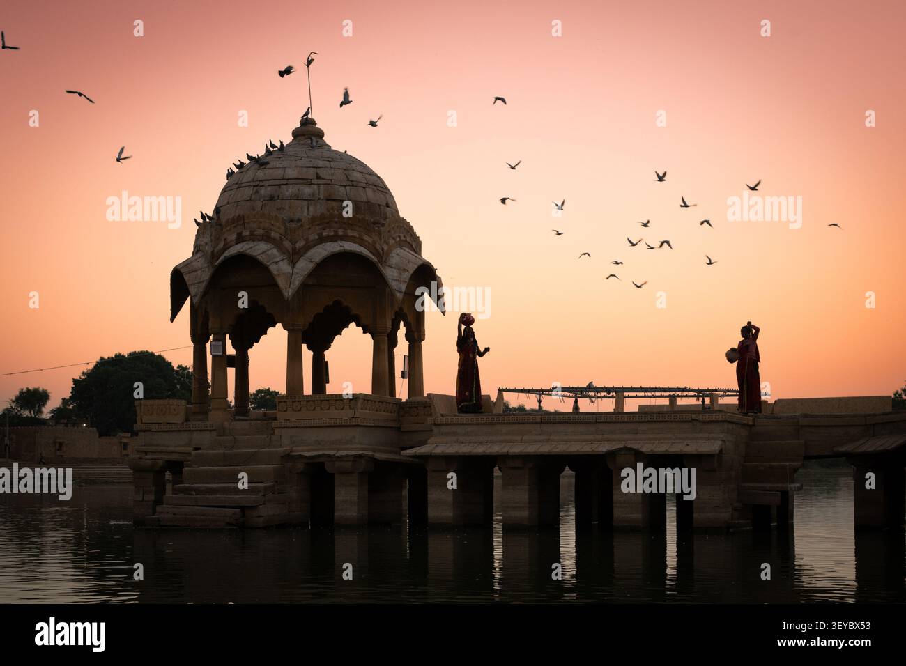 Padiglione a cupola sul lago Gadisar all'alba a Jaisalmer, Rajasthan, India Foto Stock