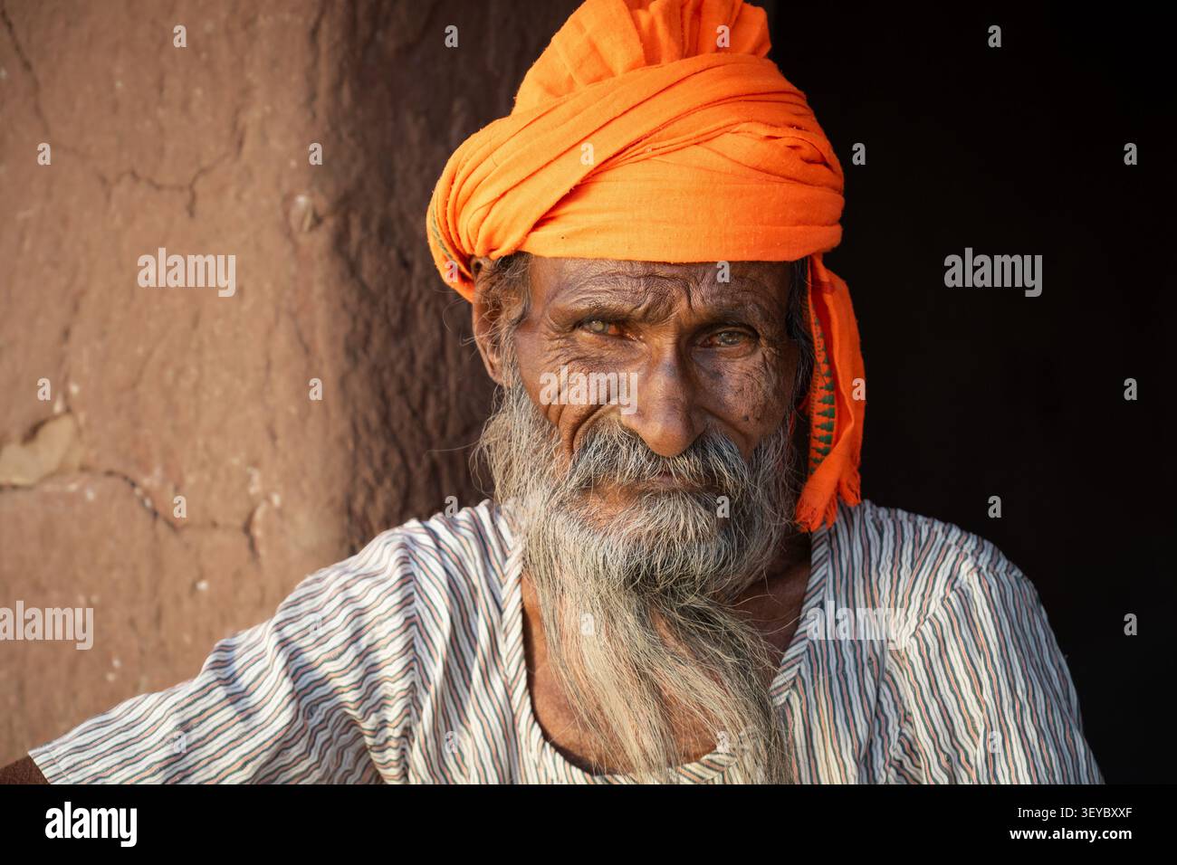 Ritratto di un uomo anziano con un turbante arancione a Jaisalmer, Rajasthan, India Foto Stock