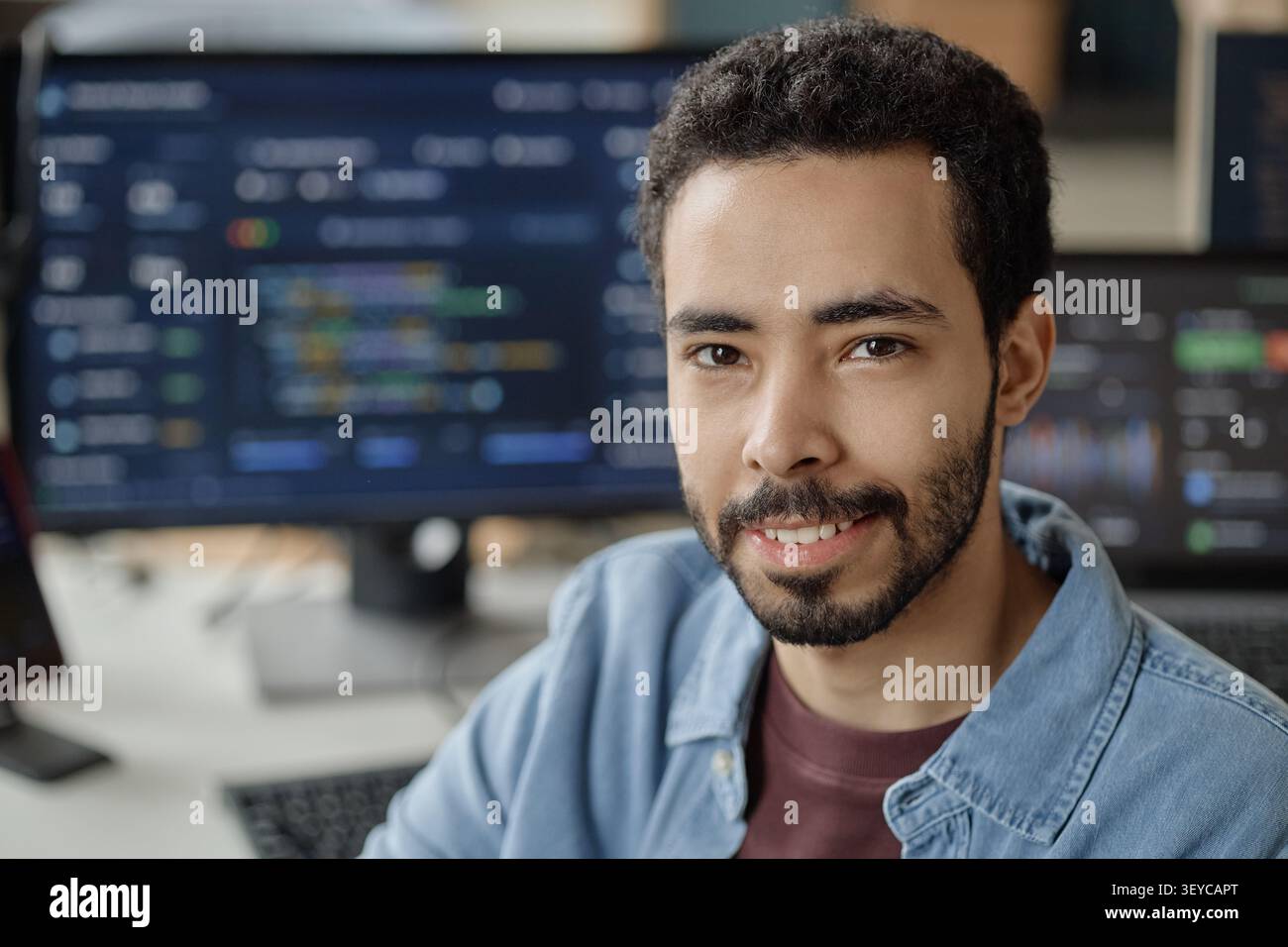 Ritratto dell'uomo che lavora nell'Information Technology Office Foto Stock