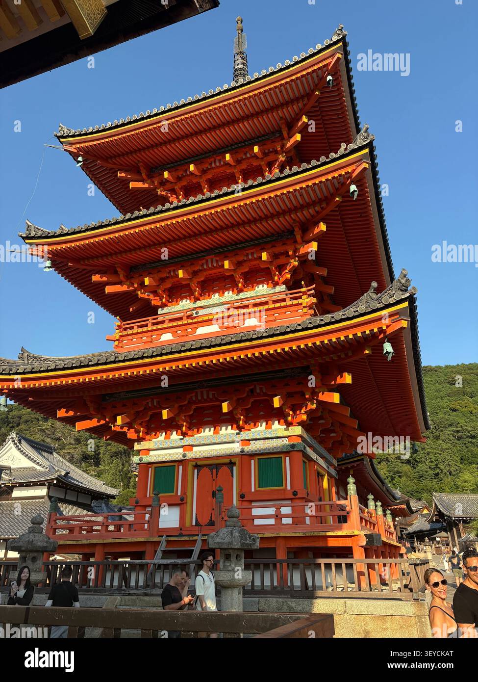 1° agosto 2025, Kyoto, Giappone - spettacolare vista dall'angolo basso del tempio Kiyomizudera, pagoda con tetti a gradoni rossi contro il cielo blu, sito patrimonio dell'umanità dell'UNESCO. - Immagine stock catturata con smartphone