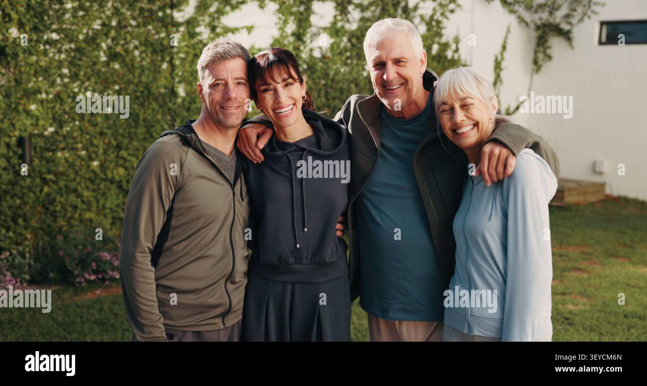 Ritratto, fitness e genitori anziani all'aperto per l'aria fresca, l'esercizio fisico e il legame mattutino. Felice, famiglia e persone con mamma, papà e abbraccio per Foto Stock