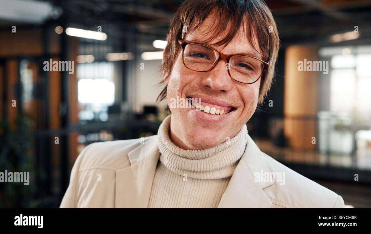 Ritratto di lavoro, uomo e sorriso in ufficio per la competenza legale, la pratica etica o chi siamo. Avvocato, dipendente e felice nello studio legale per aziende Foto Stock