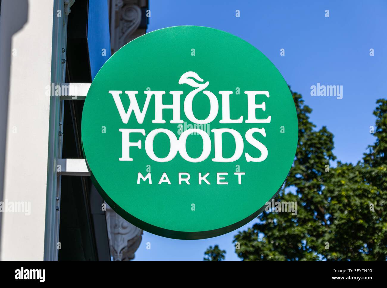 Londra, Regno Unito - 25 maggio 2026: Whole Foods Market gestisce diversi negozi in tutta Londra, noti per la loro vasta selezione biologica, insalate ba Foto Stock