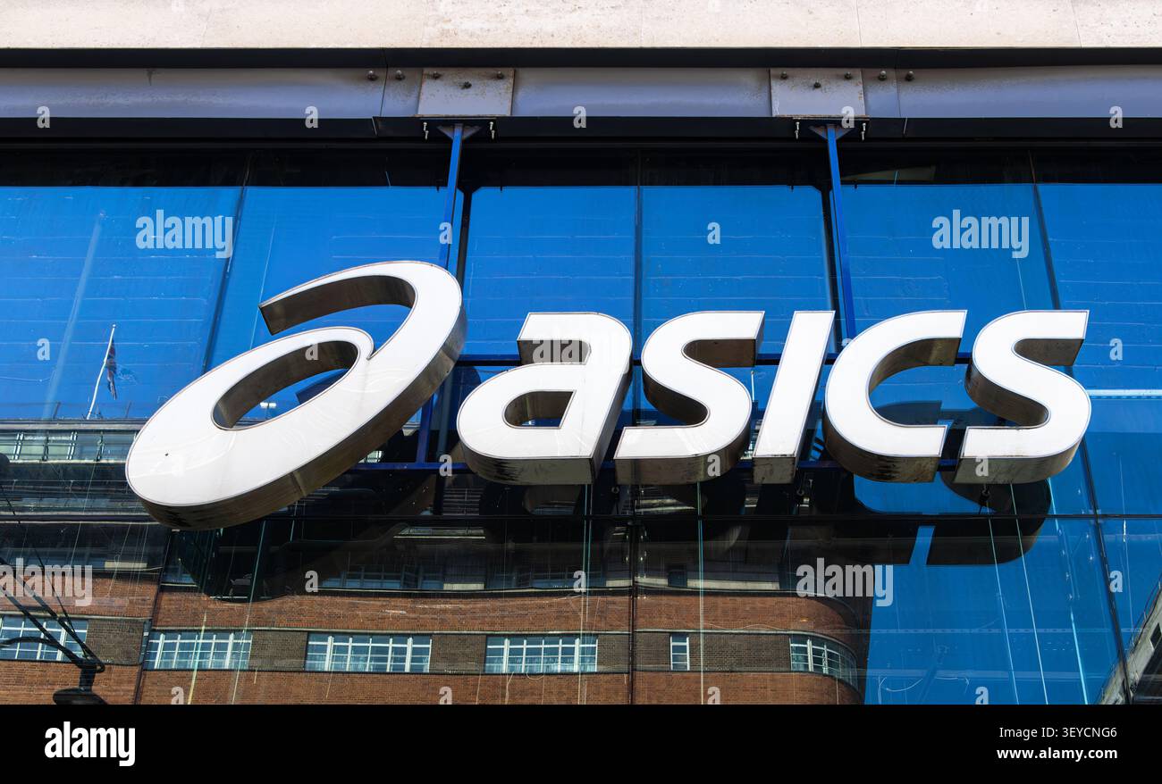 Londra, Regno Unito - 26 maggio 2026: ASICS è un leader mondiale nel settore delle calzature, dell'abbigliamento e delle attrezzature sportive ad alte prestazioni Foto Stock
