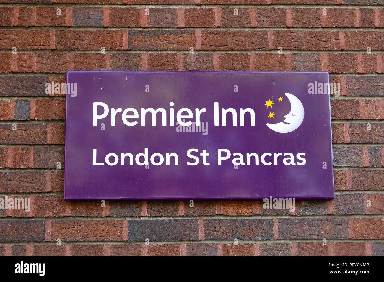 Londra, Regno Unito - 26 maggio 2026: Il Premier Inn London St Pancras è un hotel a 3 stelle semplice e moderno in Euston Road Foto Stock