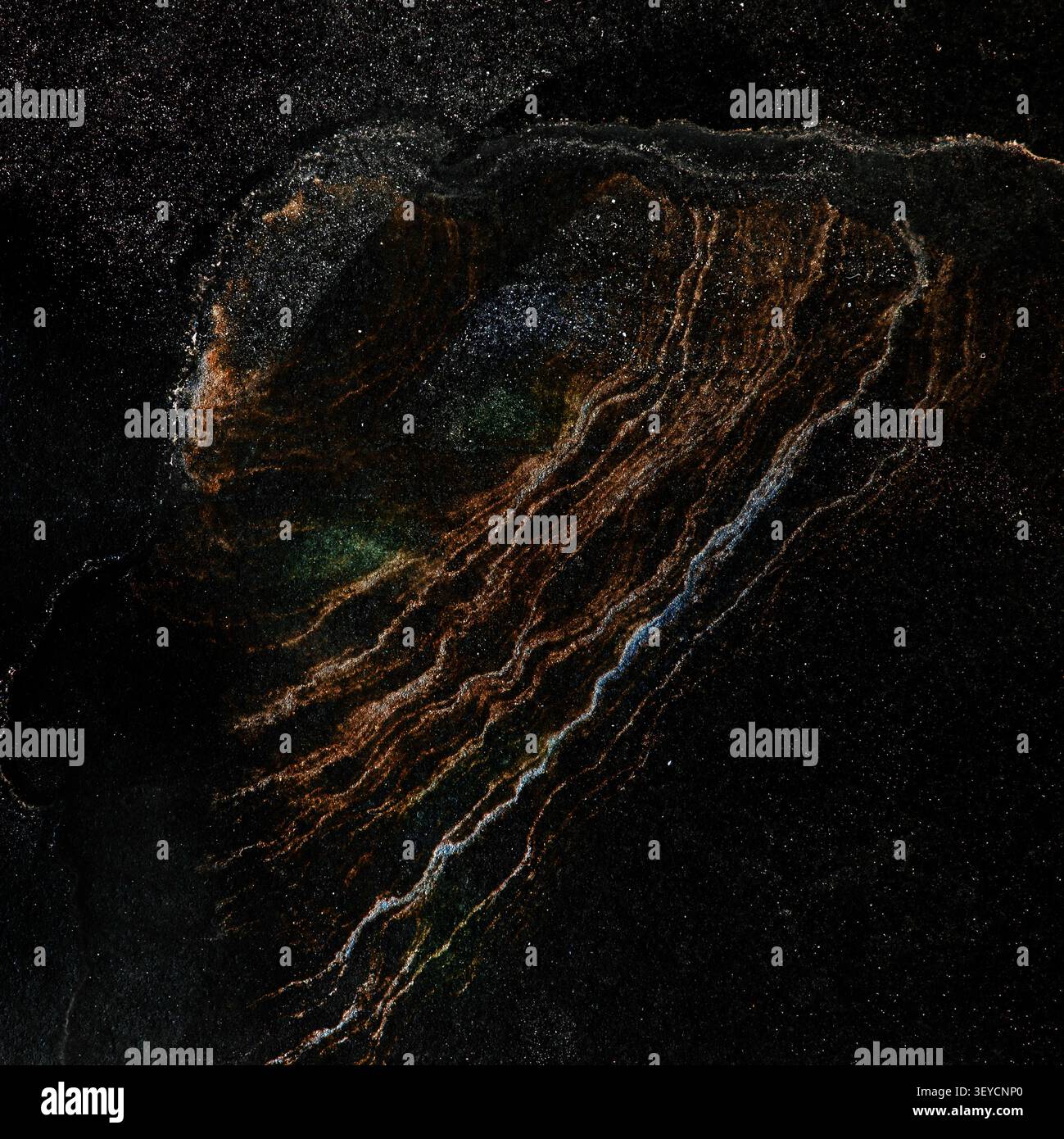 Texture astratta e fluida con venature glitter dorate e onde metalliche su sfondo nero Foto Stock
