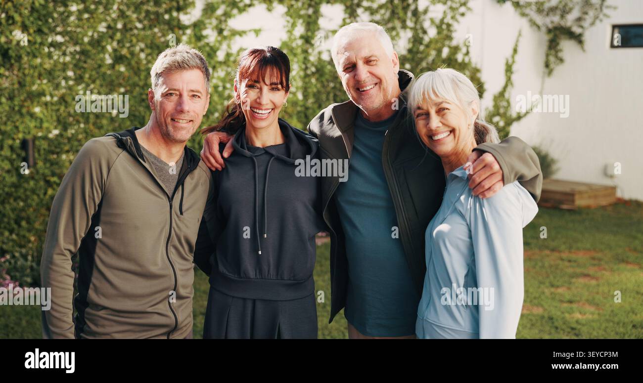 Ritratto, esercizio fisico e genitori anziani all'aperto per aria fresca, fitness e legame la mattina. Felice, famiglia e persone con mamma, papà e abbraccio per Foto Stock