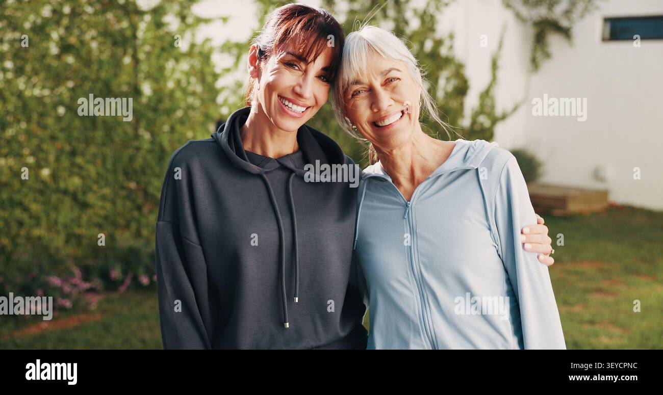 Ritratto, fitness e mamma senior con donna all'aperto per l'allenamento, il benessere e la cura. Pensione, felice e madre e figlia insieme Foto Stock