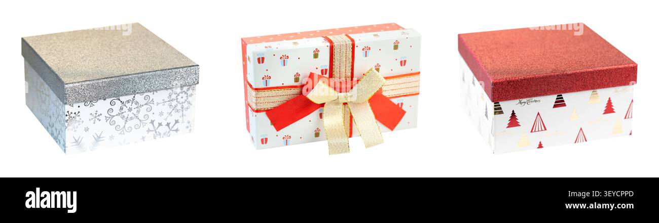 Tre confezioni regalo di Natale sono isolate su un modello per acquisti natalizi su sfondo bianco pulito Foto Stock