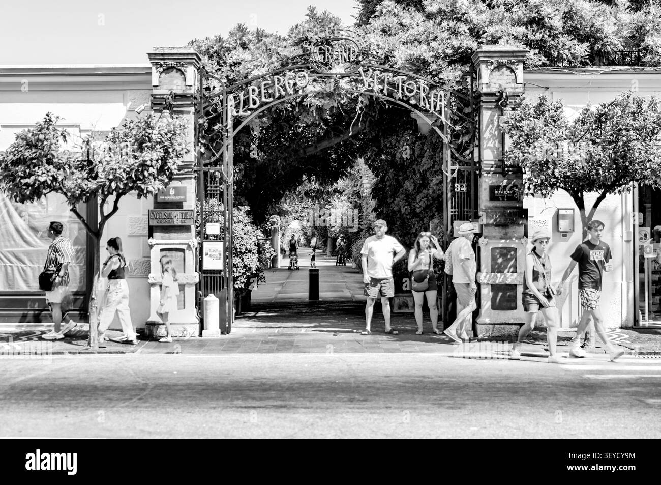Ingresso ai giardini pubblici di Villa Comunale a Sorrento, Campania, Italia. Foto Stock