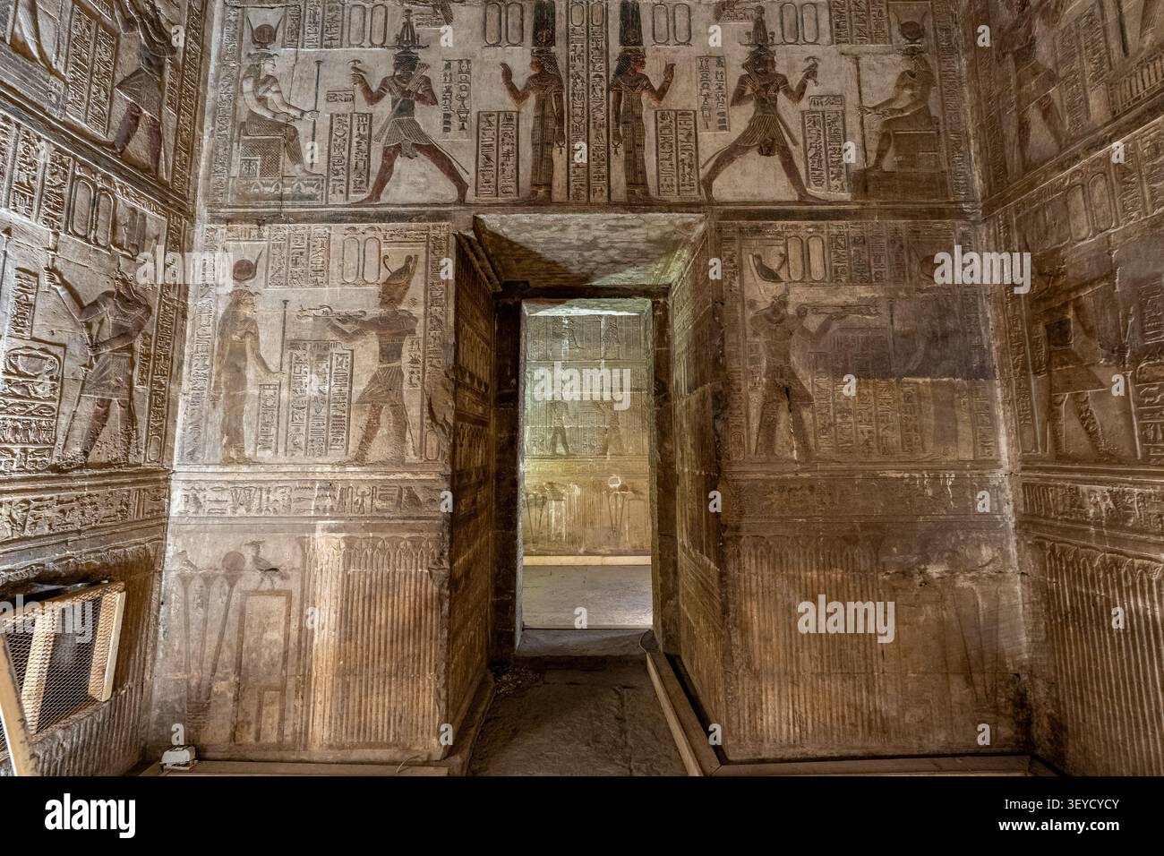 Le pareti interne di una delle cappelle o stanze secondarie del Tempio di Hathor a Dendera. Foto Stock