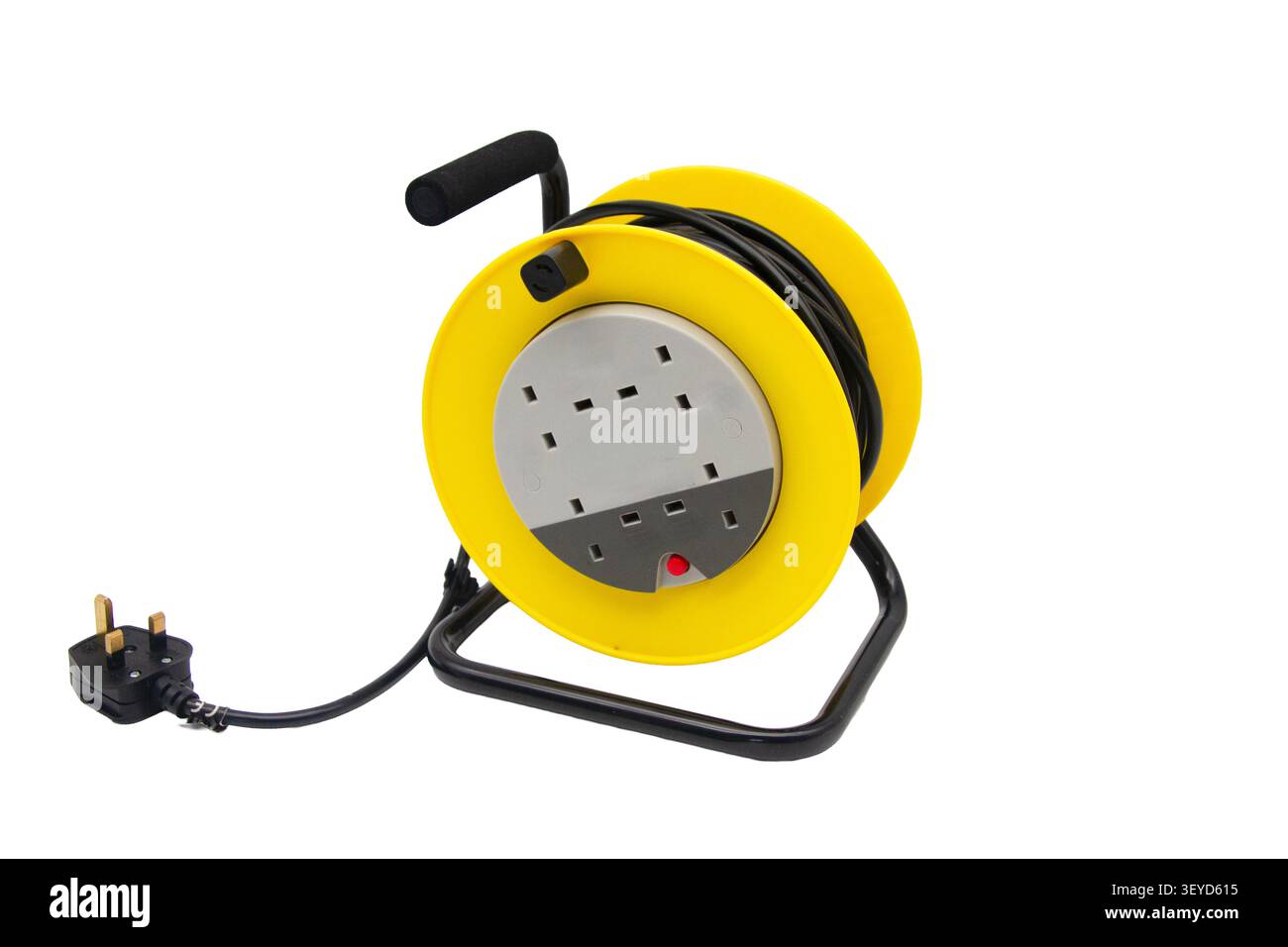 Ritagliare l'immagine di un avvolgicavo di prolunga per l'elettricità di rete con prese multiple a tre pin posizionate su uno sfondo bianco Foto Stock
